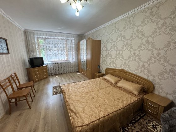 Здається 3-х кімнатна чешка Комарова низ Чернівці