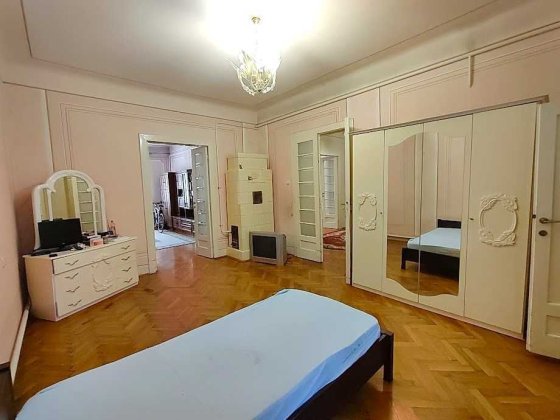 Оренда 3-кімнатної квартири, Центр міста, вул. Університетська Чернівці