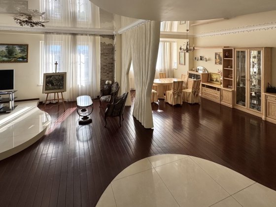 Продаж 5 кімнатної квартири по вул.Дмитрівський 17-А Київ