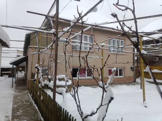 2 поверховий цегляний будинок 5 кімнат 150 кв.м. жилий стан 4 сотки Берегово