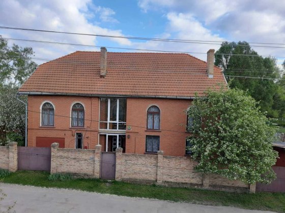 Загальна площа 341 м2, житлова (8 кімнат)151,6 м2, торг Олександрія