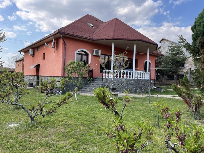 Продам будинок 412 м2 приват ділянка 18 сот Берегово вул. Чігосуг 14 - фото 1