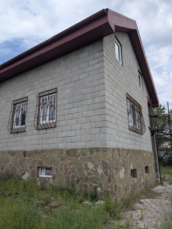 Продам дачу 10 соток в Елизаветовке. 50 м до Голубого Озера. Два дома, место под сауну. - фото 1