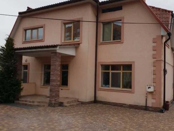 Продам двоповерховий будинок  230 мкв  з виходом до лісу по вул. Хрещатик. Боярка