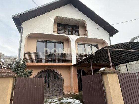 Продається будинок в смт. Вилок з комерцією біля кордону Виноградов