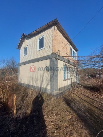 Садовий будинок біля лісу та річки - фото 1