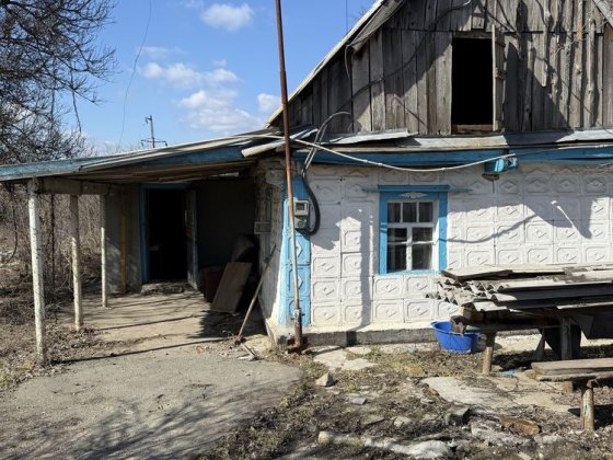Продам  участок земли с домом !