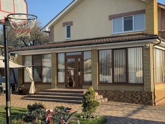 Сучасний будинок з великим гаражем в районі Чорнобильських будинків Глухів