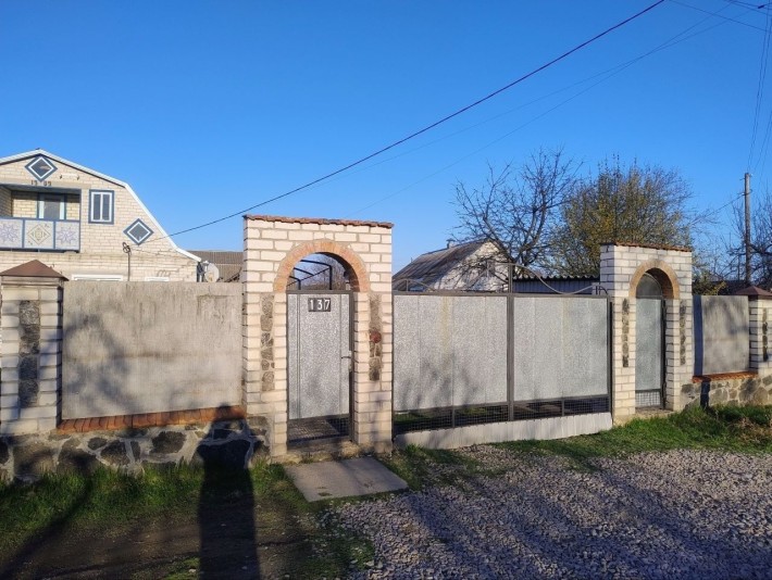 Добротний будинок із літньою кухнею, гаражем, погрібом, сараєм, городом. - фото 1