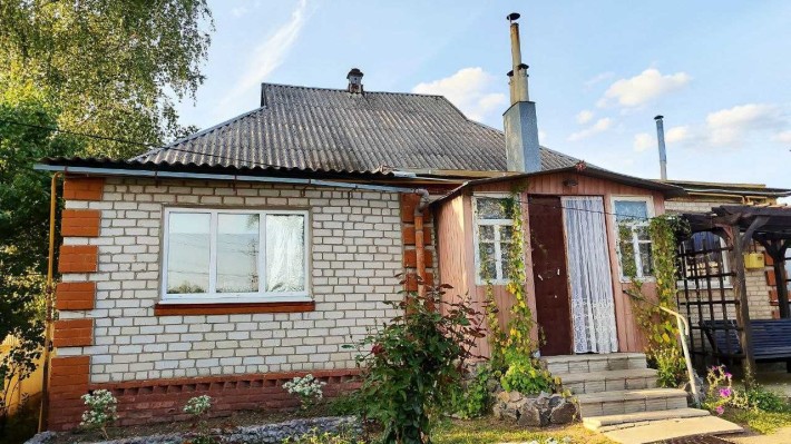Терміновий продаж цегляного будинку у центрі Дергачів. - фото 1