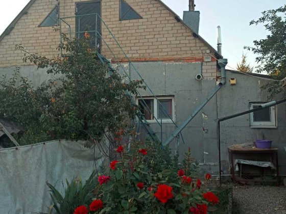 Продам в Дергачах добротний будинок між стадіоном та центром