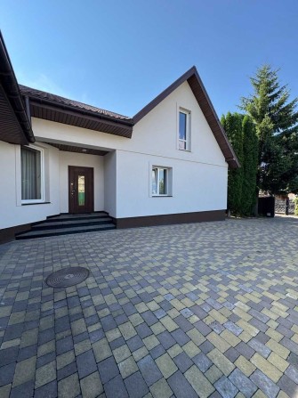 Просторий будинок з ділянкою 9 соток у м. Дубно 125 000 $ - фото 1