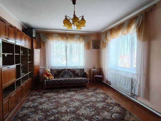 Добротний просторий будинок в житловому стані з великою ділянкою. Дубно