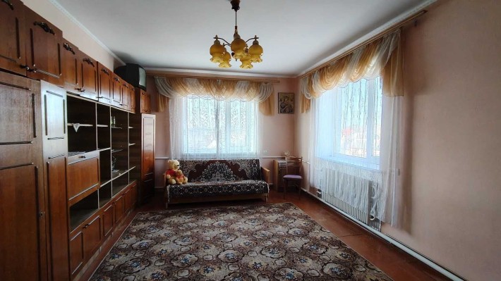 Добротний просторий будинок в житловому стані з великою ділянкою. - фото 1