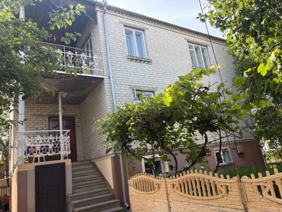 Продається міцний цегляний двоповерховий будинок у м.Дубно від власника Дубно