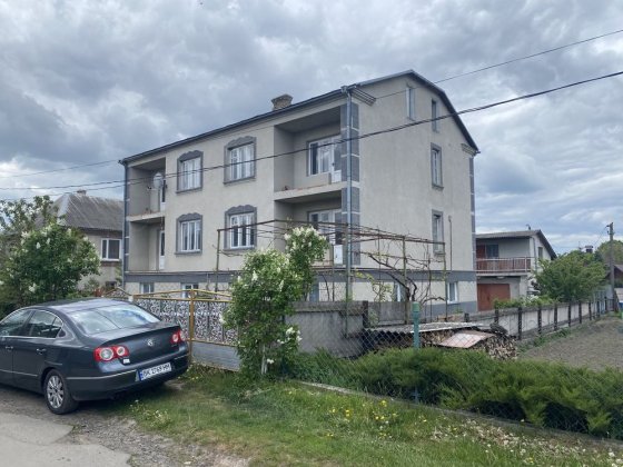 3-ох поверховий будинок із 2-ою літньою кухнею, тераса Дубно