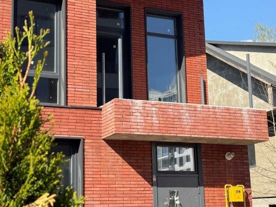 Продаж таун під ремонт з наповненням, дворівневий в власним двориком та паркомісцем, ліс, зручний ви Гостомель