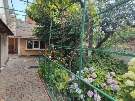 Пропонуємо унікальний багатокімнатний будинок з садом у центрі міста. Черноморск