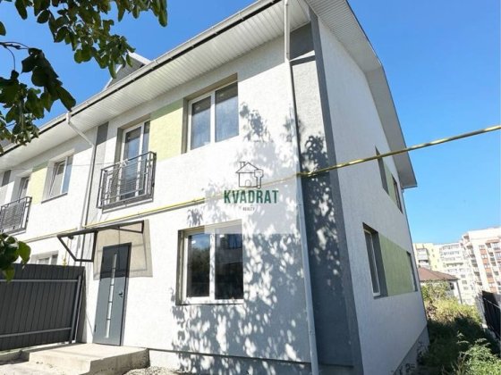 Продам сучасний таунхаус із власною земельною ділянкою на мікрорайоні