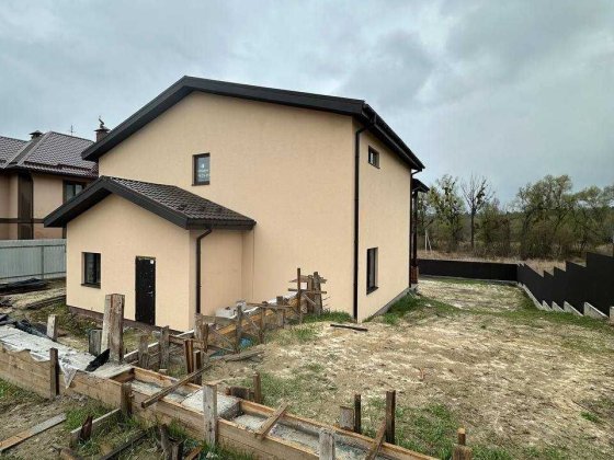 Продаж будинку  на 10 сотках землі,поруч озеро Гостомель