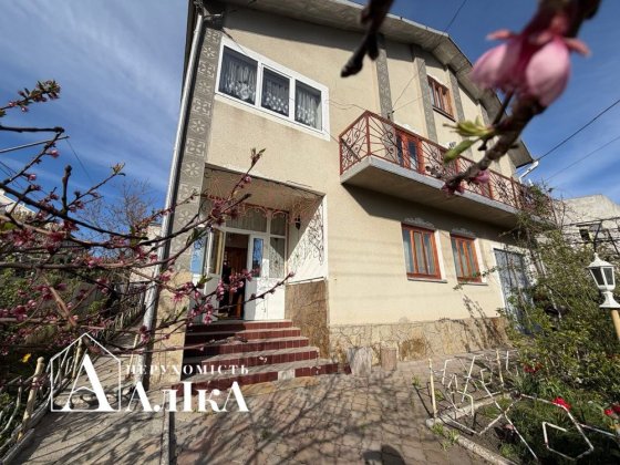 Продам великий будинок в хорошій локації