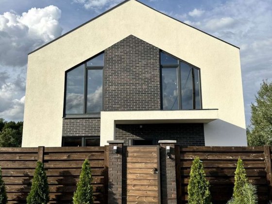 Стильний котедж на березі озера, 5 хв. від Бучанського парку Гостомель