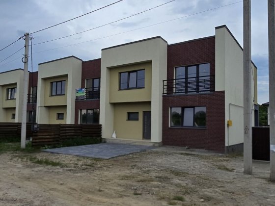 Таунхаус  поруч басейну Grafit Коломия