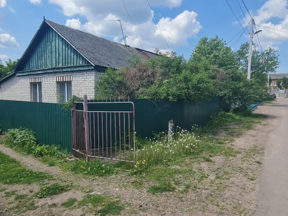 Продається 32/100 частки  житлового будинкк  в районі ринку Коростень