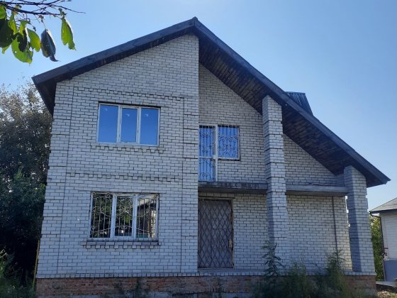 Двоповерховий будинок в мальовничому місці Нежин