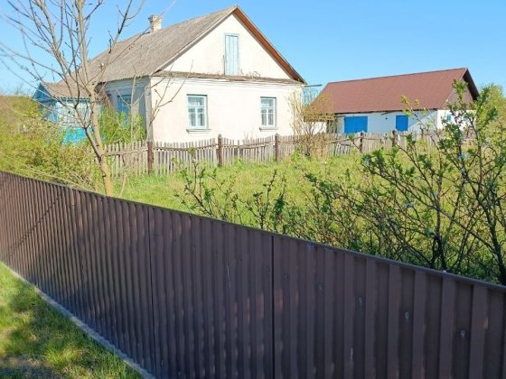 Цегляний будинок з земельною ділянкою та господарськими будівлями Нетішин