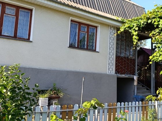 Ділянка загальна площа 20,4 соток. Будинок  придатний для життя, три кімнати, кухня,гараж, альтанка, Звягель