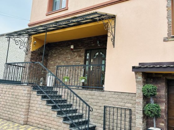 Будинок  на 5 кімнат , з меблями . Новий ремонт . Нововолынск