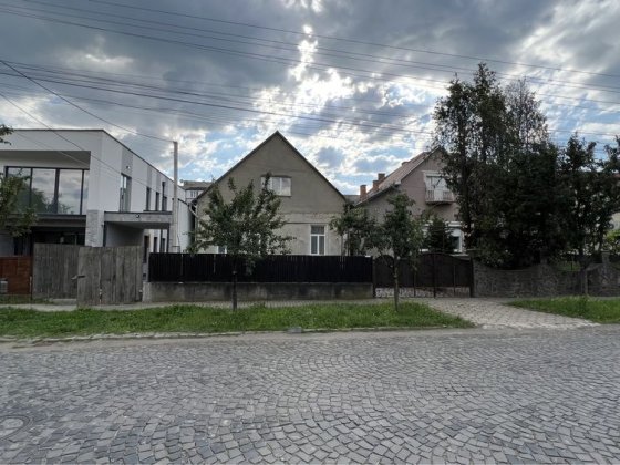Дім на 8 сотинах престижна локація Мукачеве