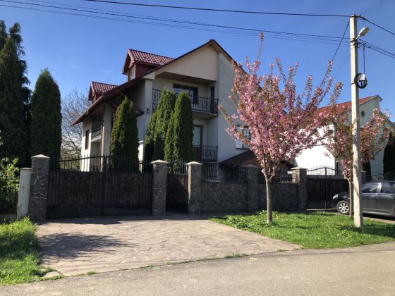Продам будинок та земельну ділянку. Мукачево