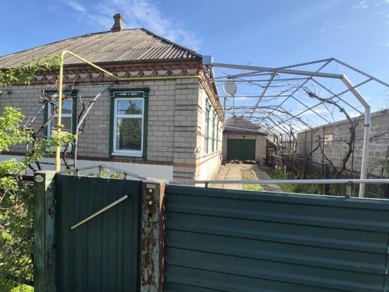 Продам добротний цегляний будинок