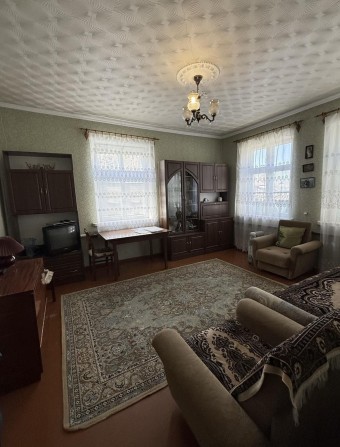 Продам пол дома с отдельным входом в городе. - фото 1
