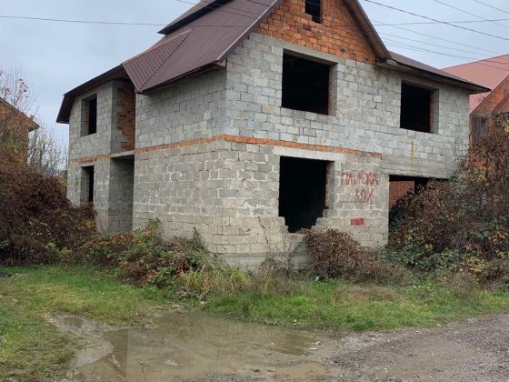 Будинок-коробка під дахом Хуст