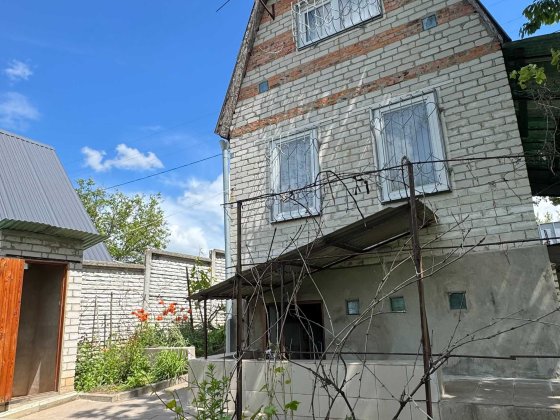 Продам дачу в Чугуеве с прямым выходом на озеро.