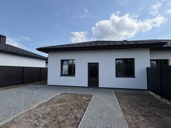 Дуплекс з бруківкою та парканом Рованці