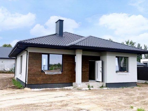 Сучасний будинок з терасою у селі Боратин . Боратин