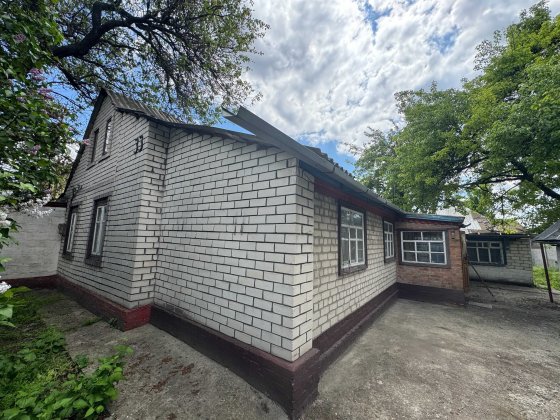 Подгородное. Центр. Дом + летняя кухня. Участок - 10 соток. Підгородне