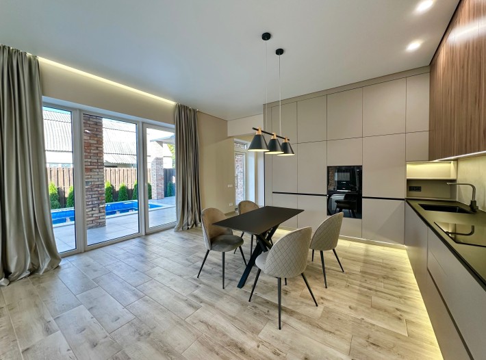 Продам современный дом 125 м2 терраса/бассейн в Новоалександровке - фото 1