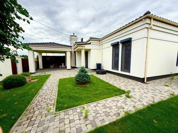Продаётся дом в Новоалександровке с современным ремонтом - фото 1