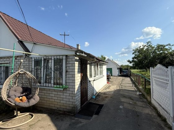 Продається половина будинку Черняхов