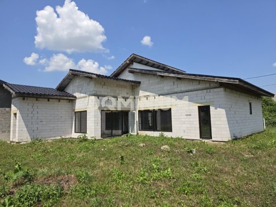 БЕЗ КОМІСІЇ: Сучасний будинок (165 м²) з преміальних матеріалів за крок від центру міста! Тячев