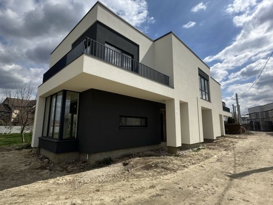 Стильний дуплекс на здачі в селі Угорники, міські комунікації розтермінування до 27 року Угорники