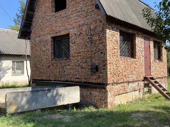 Продається  дачний будинок з гаражем та земельною ділянкою. Крихівці Криховцы