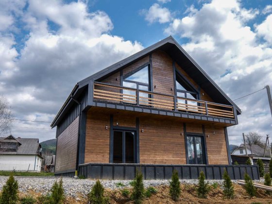 Продаж 2 поверхового каркасного будинку з балконом і ділянкою на 5 соток Микуличин