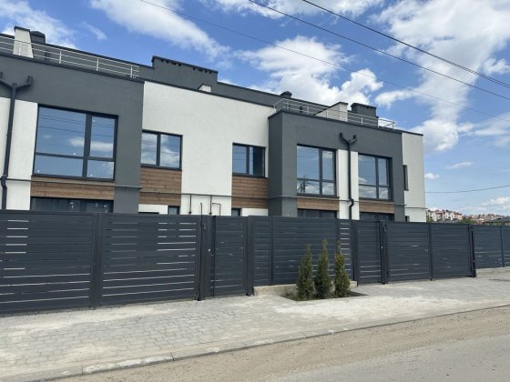 Таунхаус 140м2 з великим балконом і двома терасами на даху Крихівці Криховцы