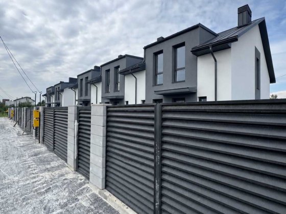 Продам КУТОВИЙ таунхаус, готовий до ремонту, сходова з вікном Криховцы
